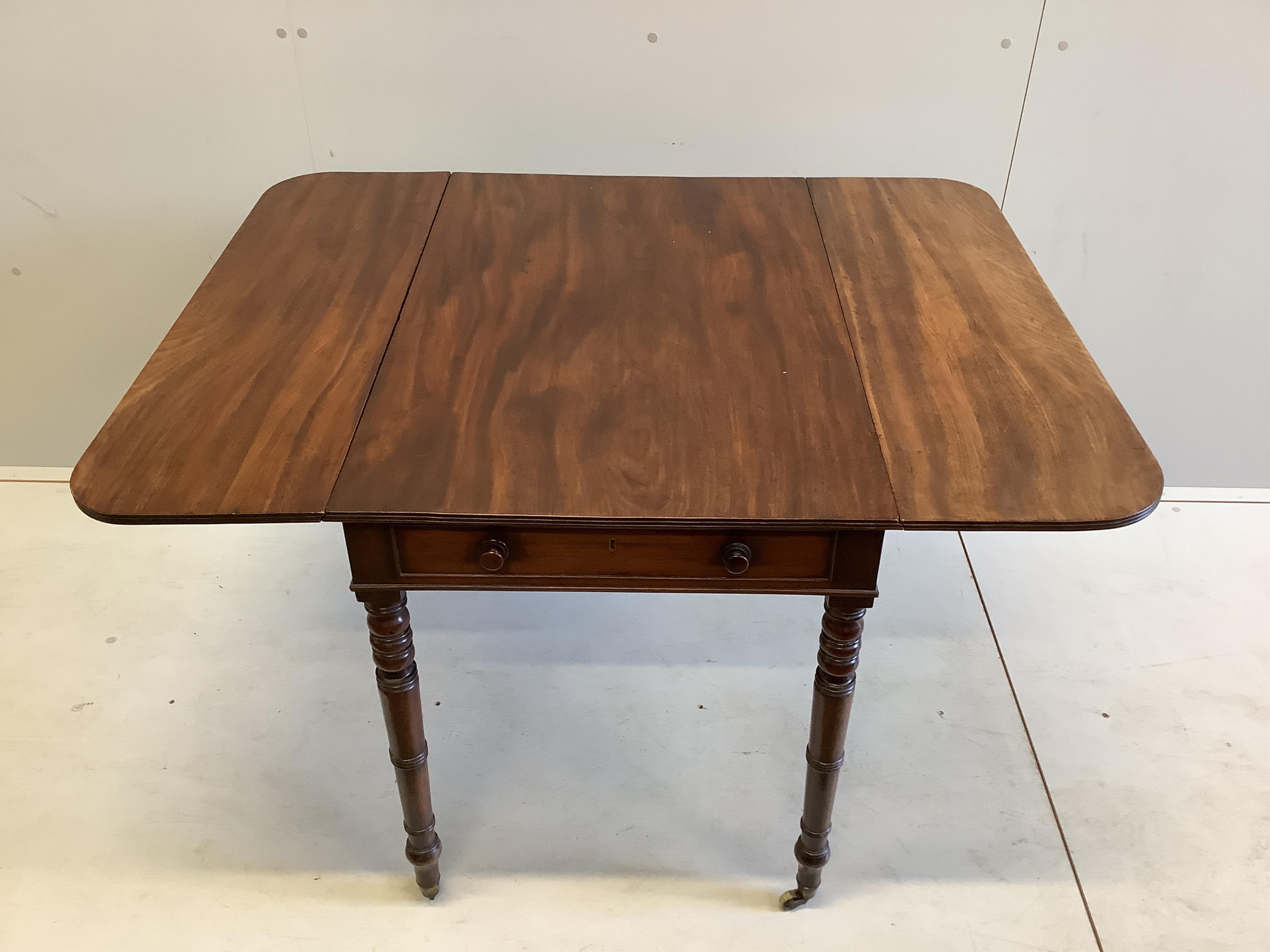 A Regency mahogany Pembroke table, width 91cm, depth 61cm, height 71cm